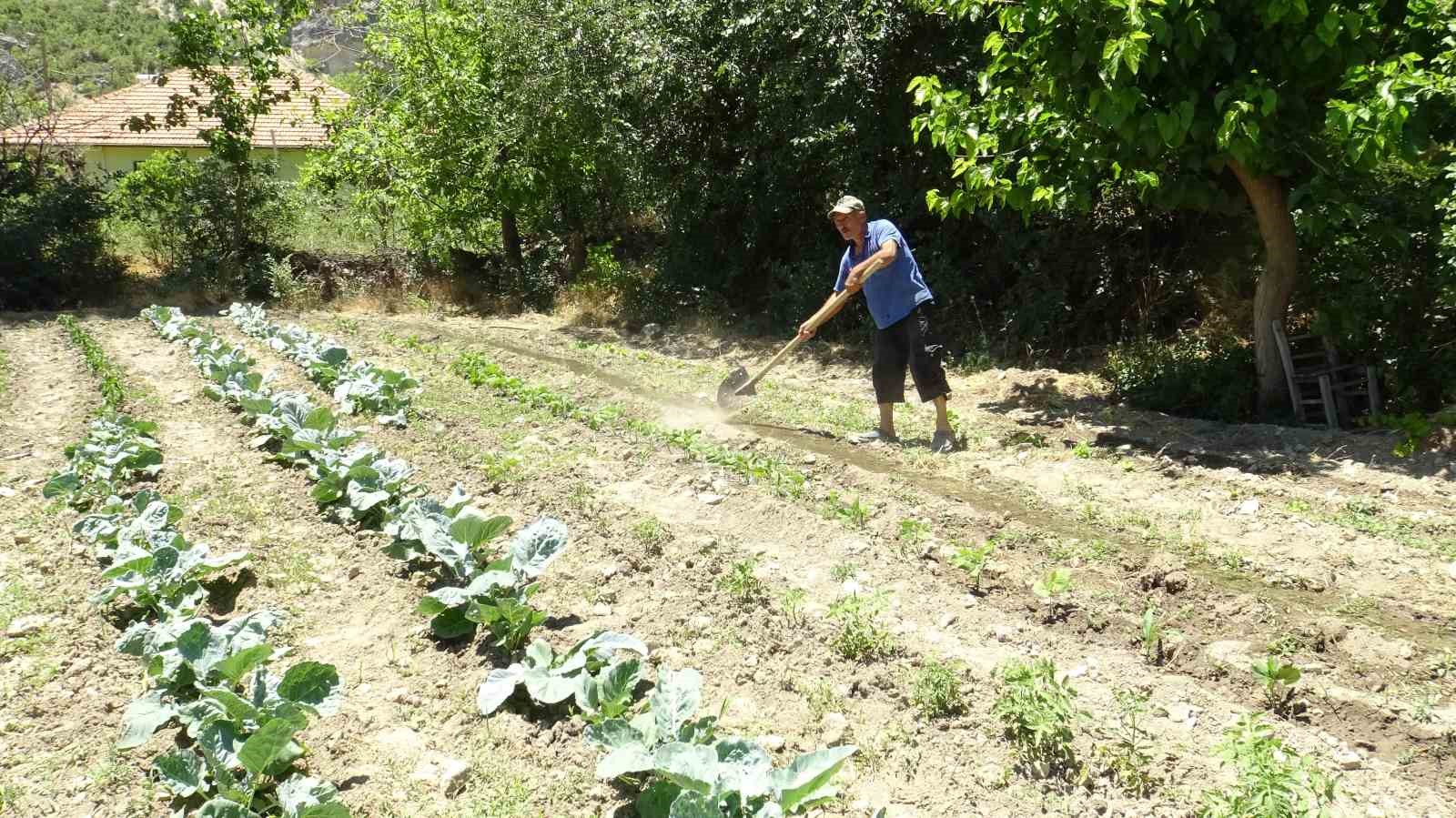 Emekli olup d&ouml;nd&uuml;ğ&uuml; memleketinin su sıkıntısını &ccedil;&ouml;zd&uuml;
