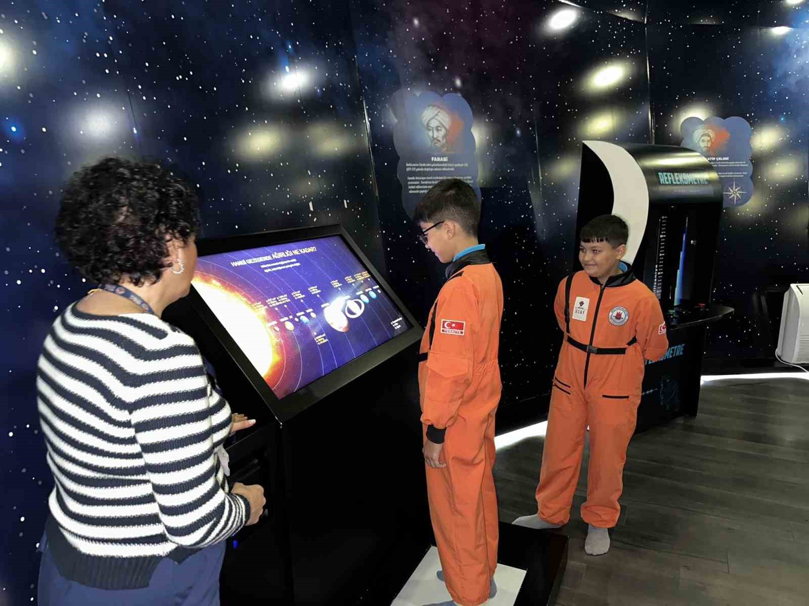 Kağıthane&rsquo;de &ccedil;ocuklar uzayın derinliklerini keşfediyor
