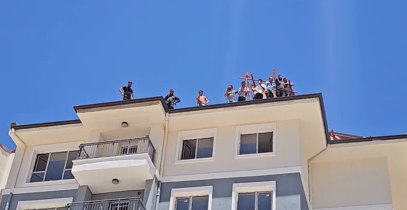 Para alamadıklarını iddia edilen işçiler binanın tepesine çıktı