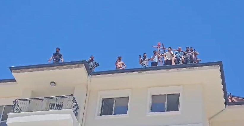 Para alamadıklarını iddia edilen iş&ccedil;iler binanın tepesine &ccedil;ıktı
