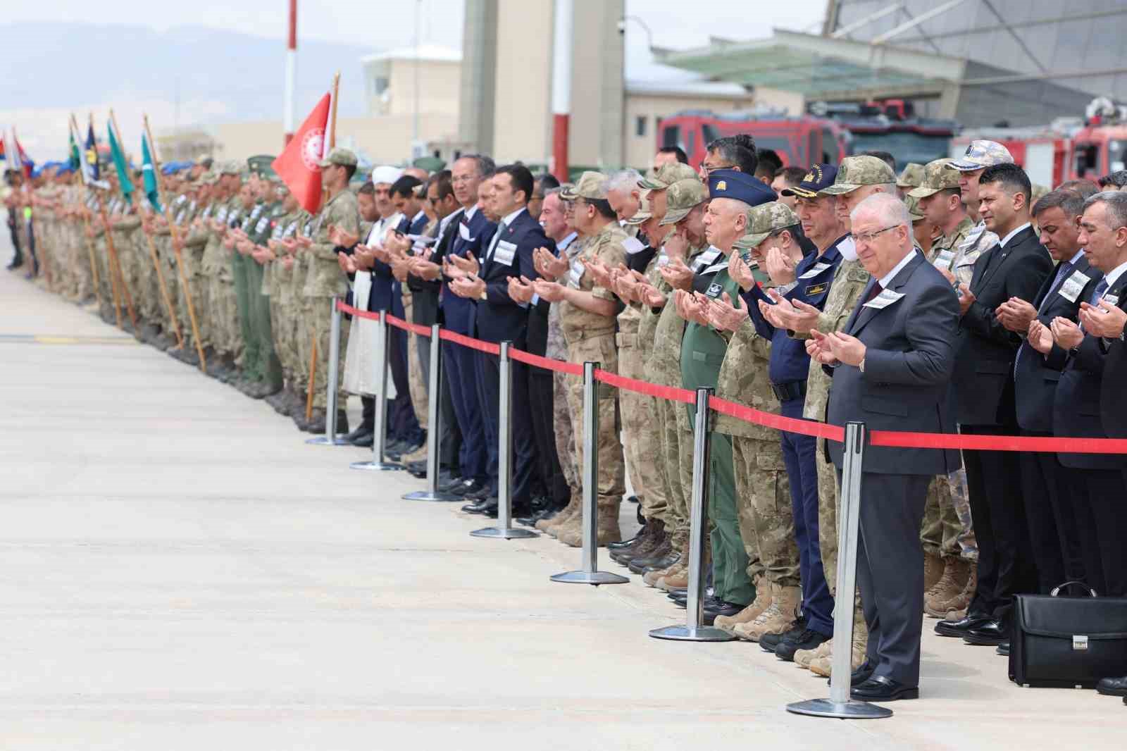 Pençe-Kilit Harekatı bölgesinde metan gazından etkilenerek şehit olan askerlerin naaşları törenle memleketlerine uğurlandı