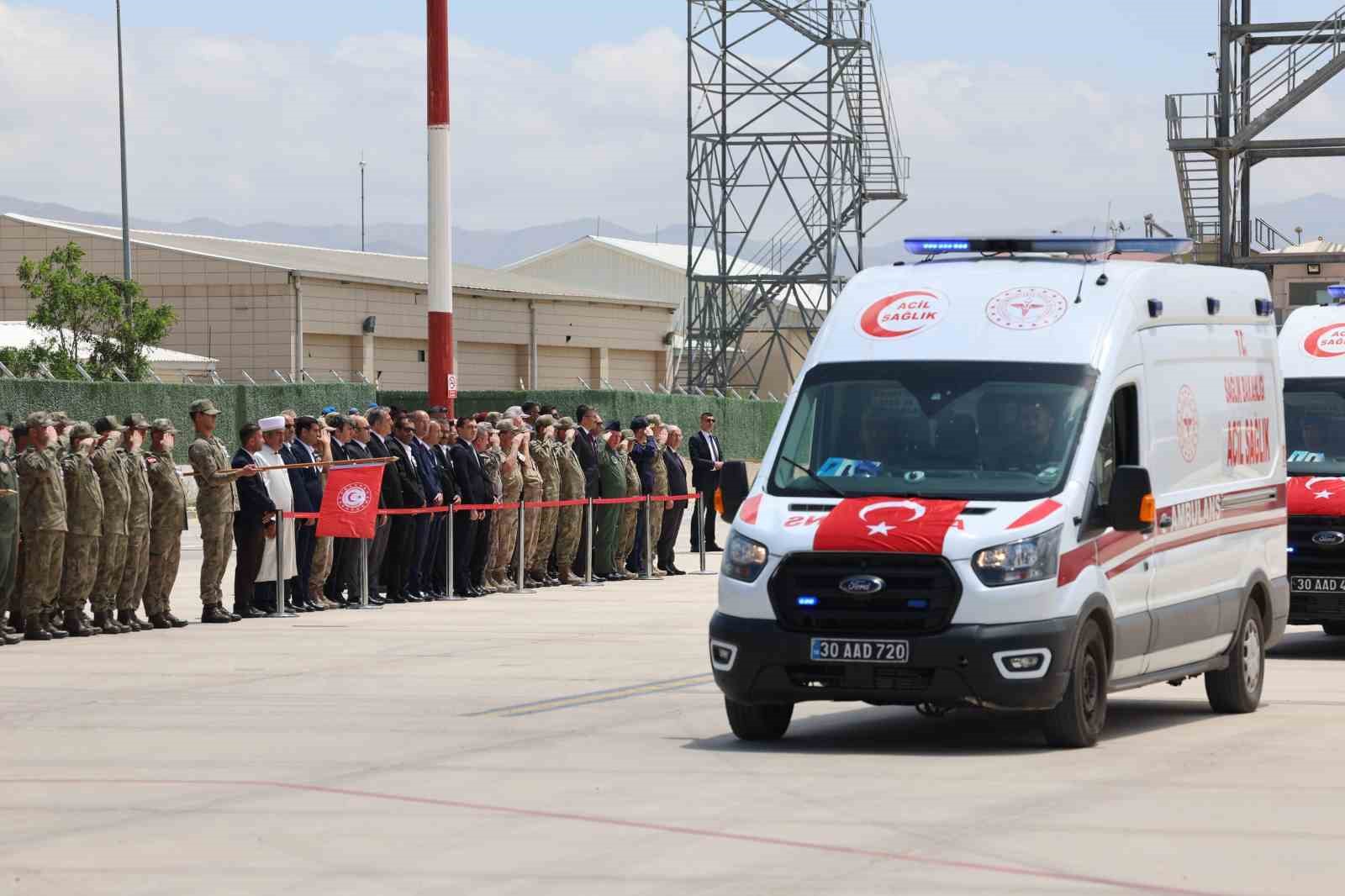 Pen&ccedil;e-Kilit Harekatı b&ouml;lgesinde metan gazından etkilenerek şehit olan askerlerin naaşları t&ouml;renle memleketlerine uğurlandı
