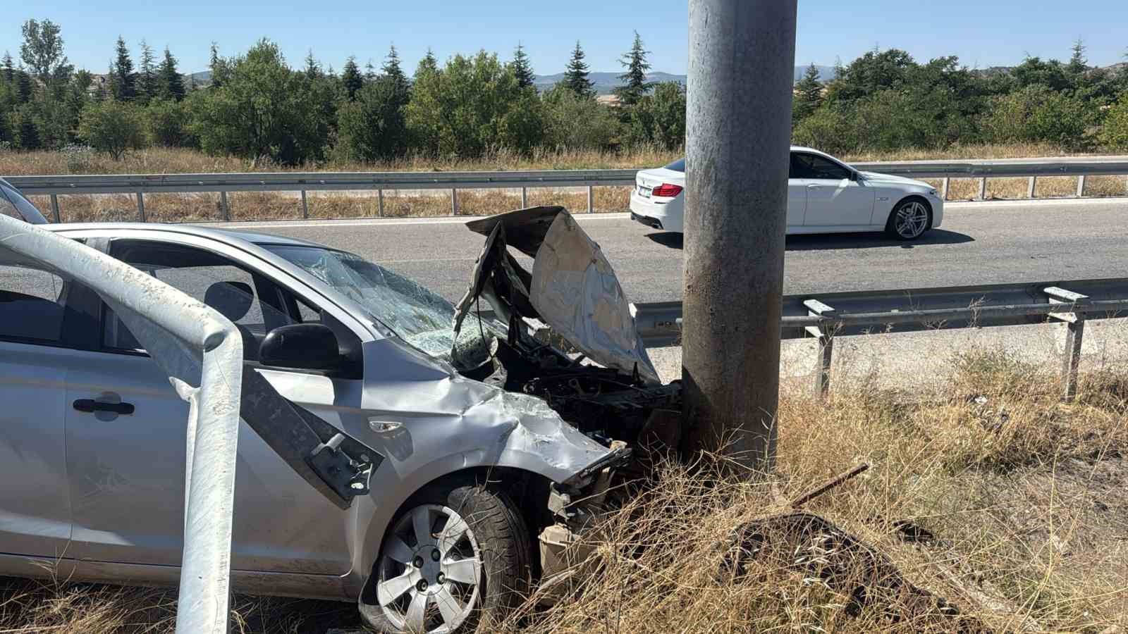 &Ccedil;orum&rsquo;da otomobil bariyerlere girdi: 1 yaralı

