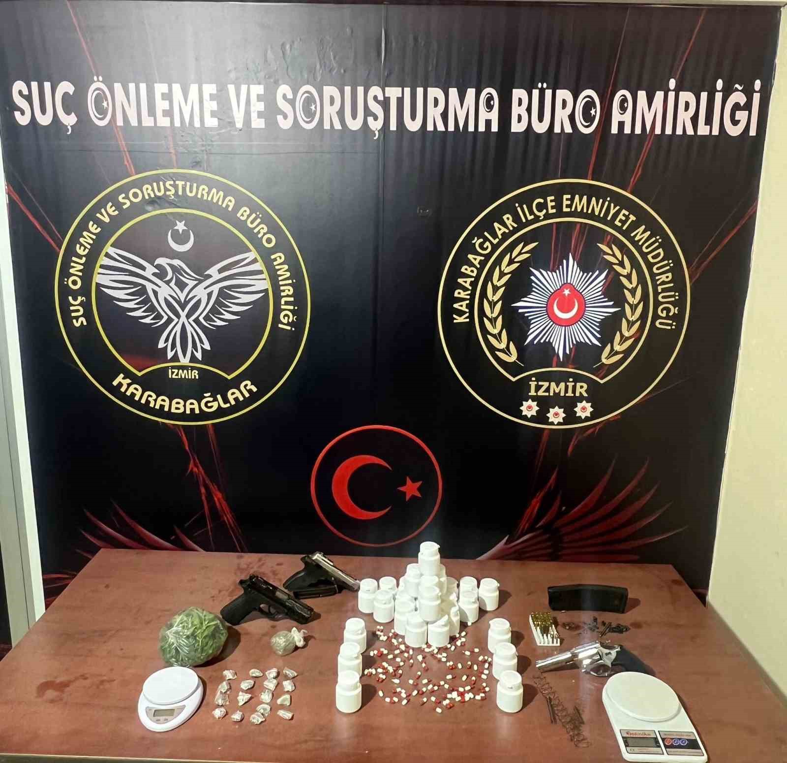 İzmir’de uyuşturucu ve silah kaçakçılığı: 2 gözaltı