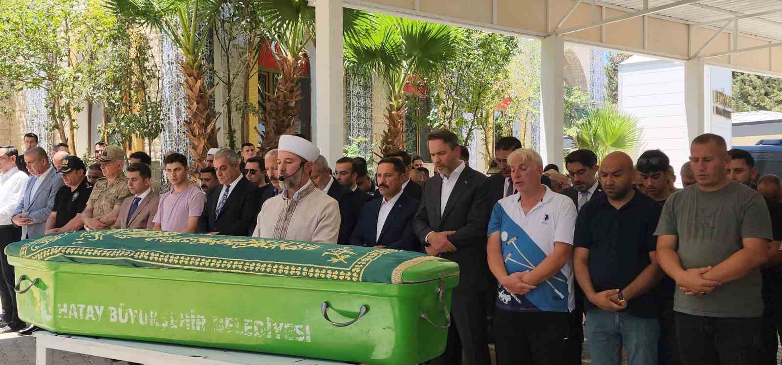 Bakan Bayraktar teyzesini son yolculuğuna uğurladı