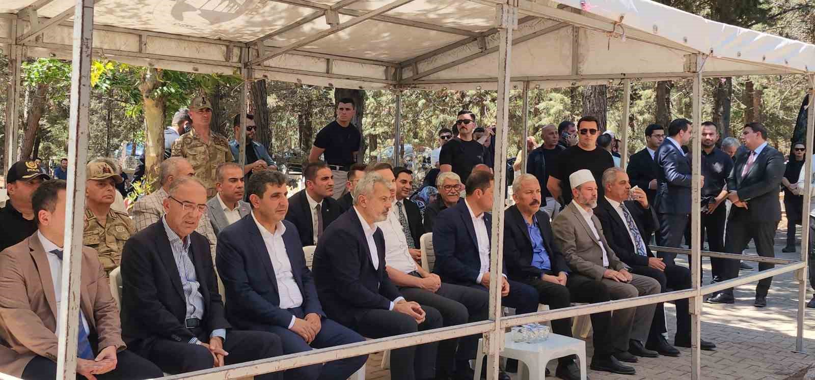 Bakan Bayraktar teyzesini son yolculuğuna uğurladı
