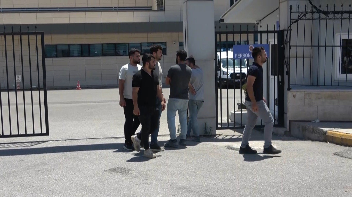 Ağabeyi tarafından 14 bı&ccedil;ak darbesi ile &ouml;ld&uuml;r&uuml;len gen&ccedil; kızın cenazesi teslim alındı
