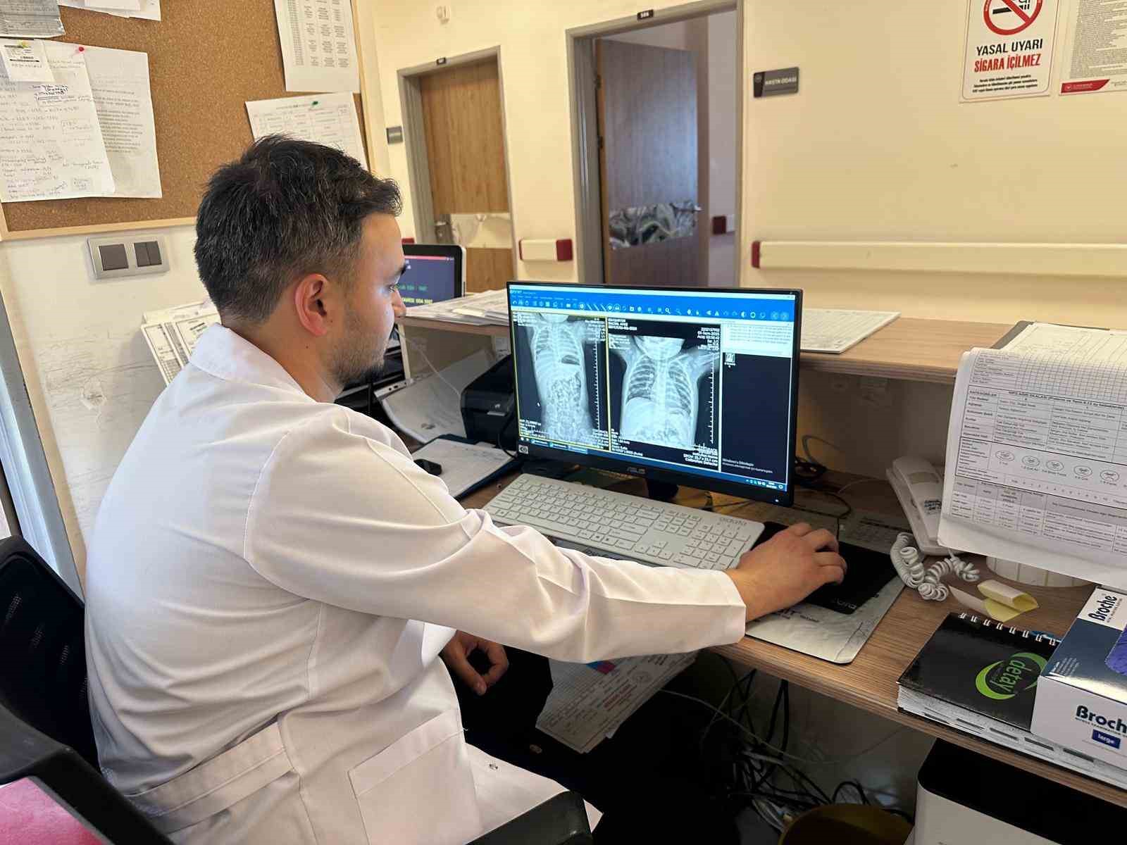 Çekirdek kabukları yutması sonucu nefessiz kalan bebek yapılan ameliyatla kurtarıldı