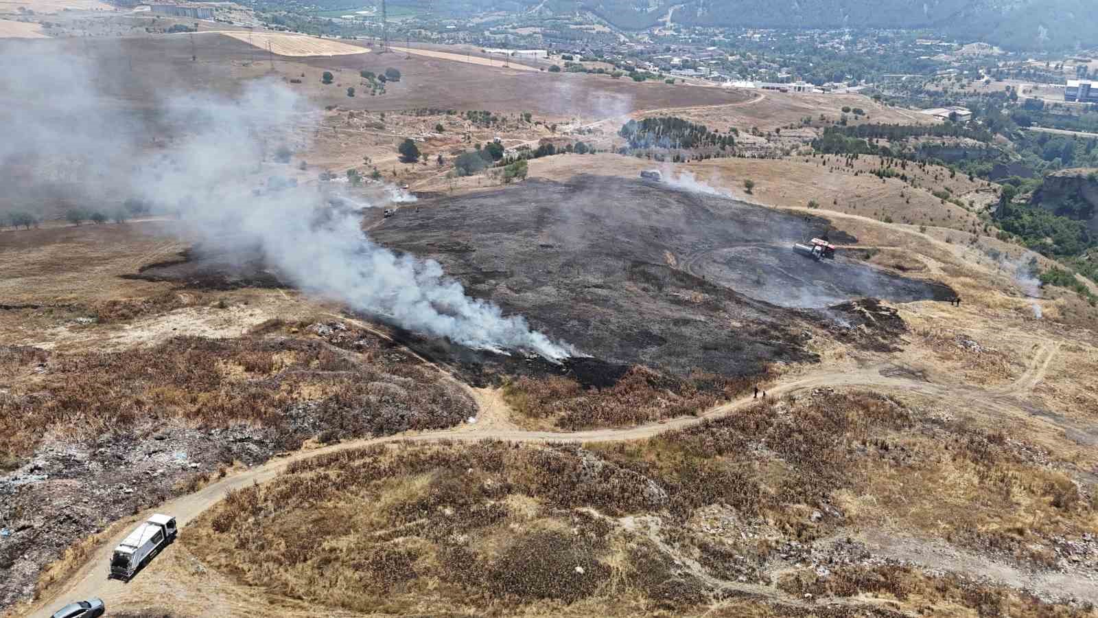 Ot yangınında 3 dönümlük alan zarar gördü