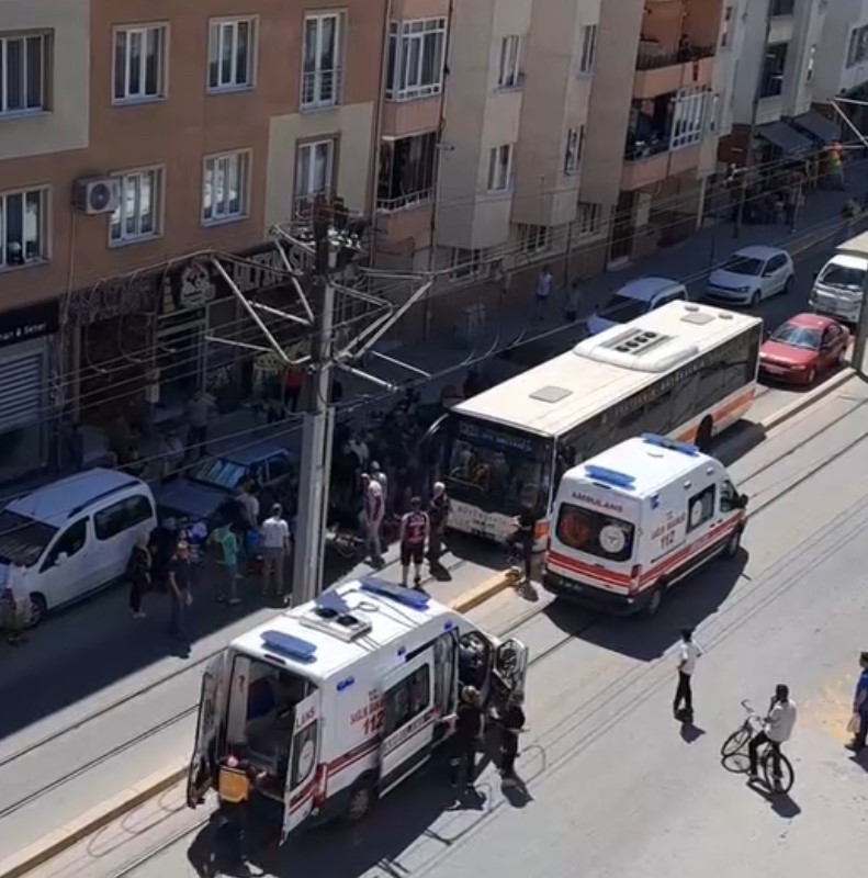 Motosiklet yayaya çarptı: 2 yaralı