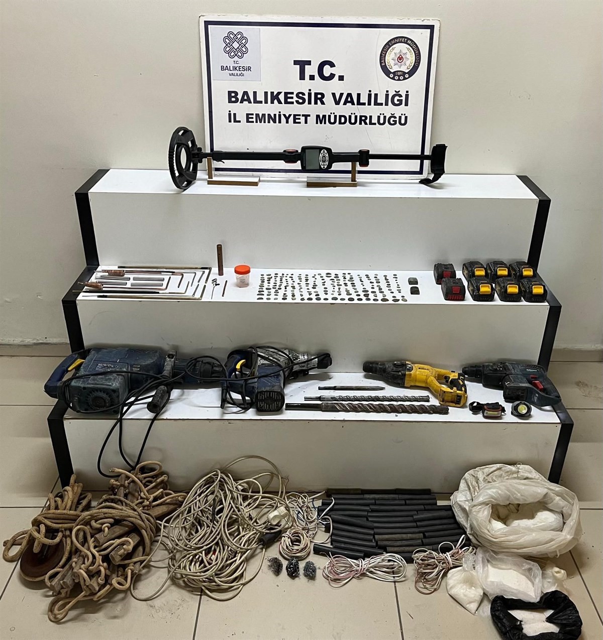 Balıkesir’de tarihi eser ve patlayıcı madde ele geçirildi