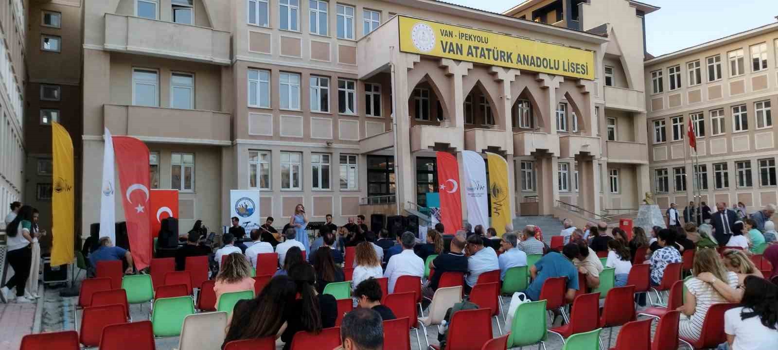 Atatürk Lisesi mezunları ikinci kez bir araya geldi