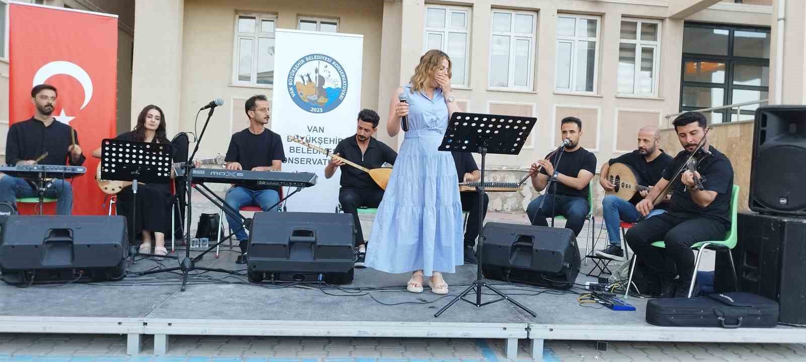 Atat&uuml;rk Lisesi mezunları ikinci kez bir araya geldi
