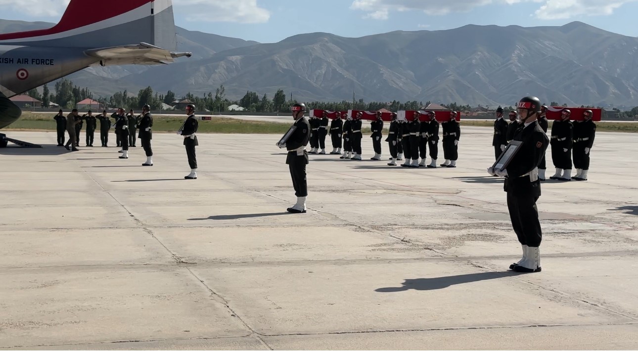 Pençe-Kilit Harekatı bölgesinde şehit olan 6 asker törenle memleketlerine uğurlandı