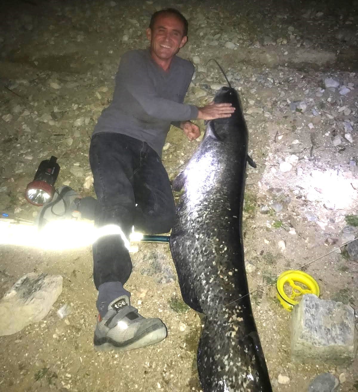 Manisa’da boyu kadar balık yakaladı