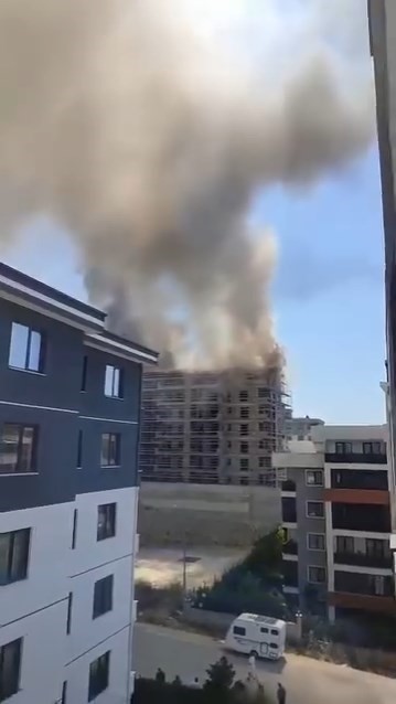 İnşaat şantiyesinde korkutan yangın
