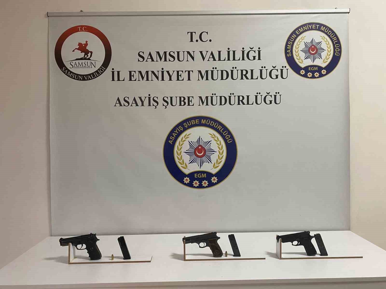 Samsun&rsquo;da eğlence mekanı &ouml;n&uuml;nde silahlı saldırı: 2 yaralı
