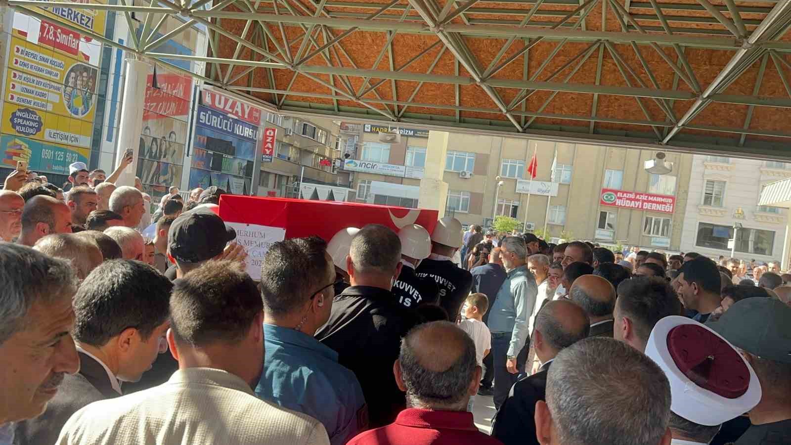 Trafik kazasında hayatını kaybeden polis memuru son yolculuğuna uğurlandı
