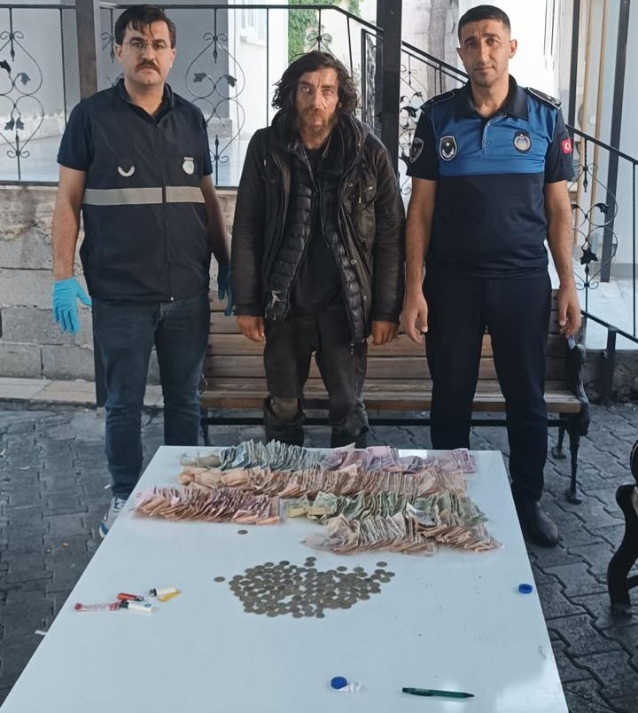 &Uuml;zerinden 20 bin lira &ccedil;ıkan dilenci sınır dışı edildi
