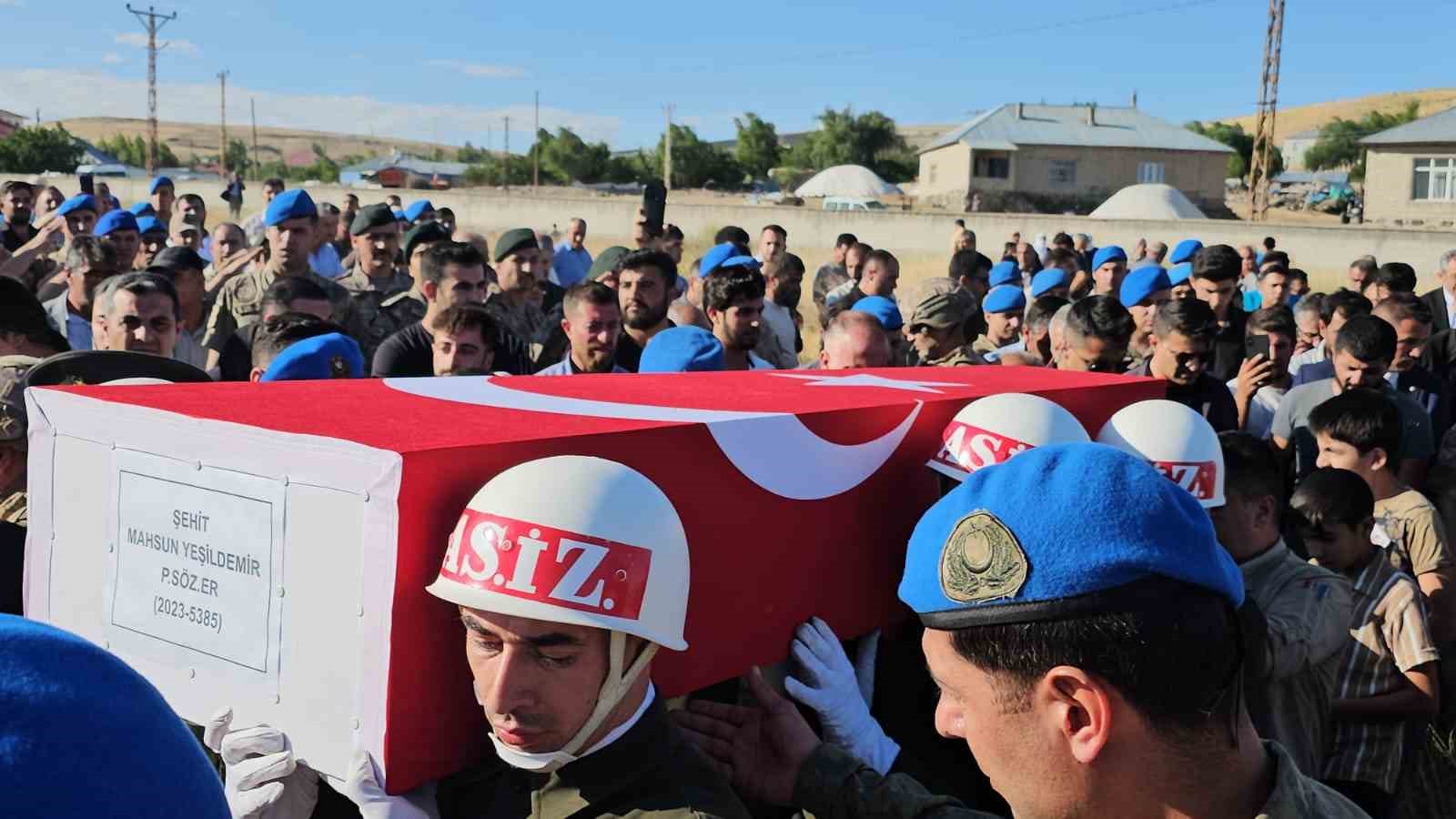 Şehit Mahsun Yeşildemir g&ouml;zyaşları arasında son yolculuğuna uğurlandı
