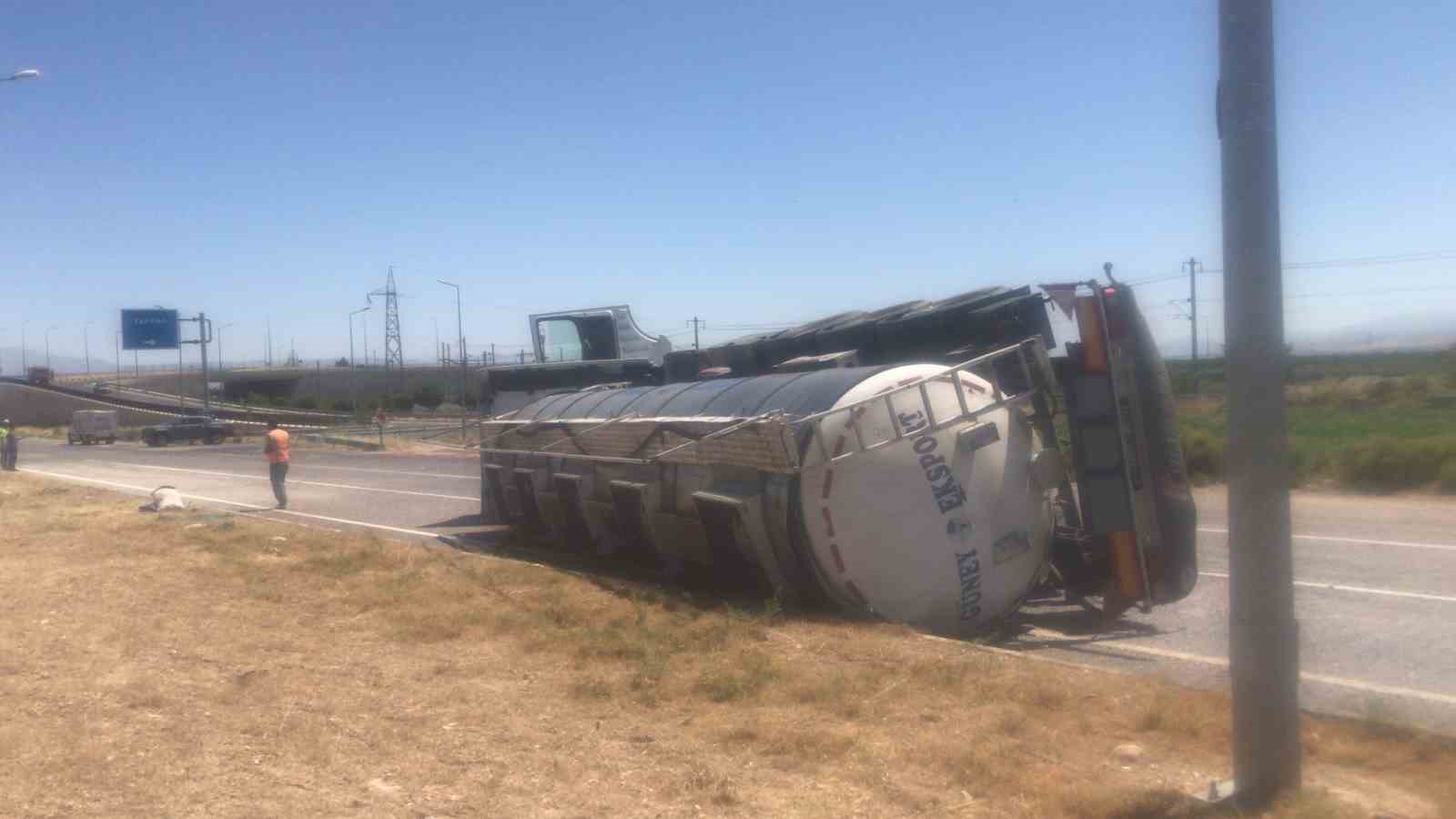 Malatya&rsquo;da tanker devrildi: 1 kişi yaralandı
