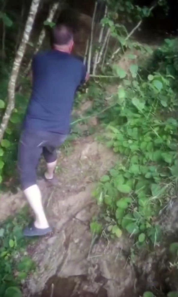 Bahçesini sulamak için içme suyu hattını deldi