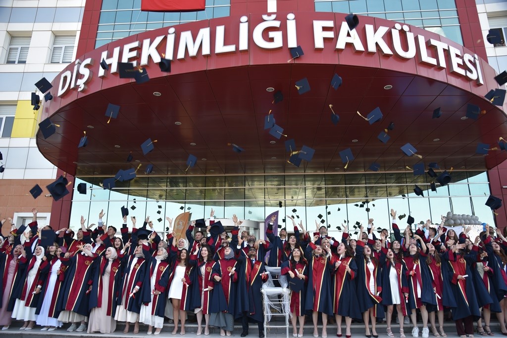 OMÜ Diş Hekimliği Fakültesi’nde mezuniyet sevinci