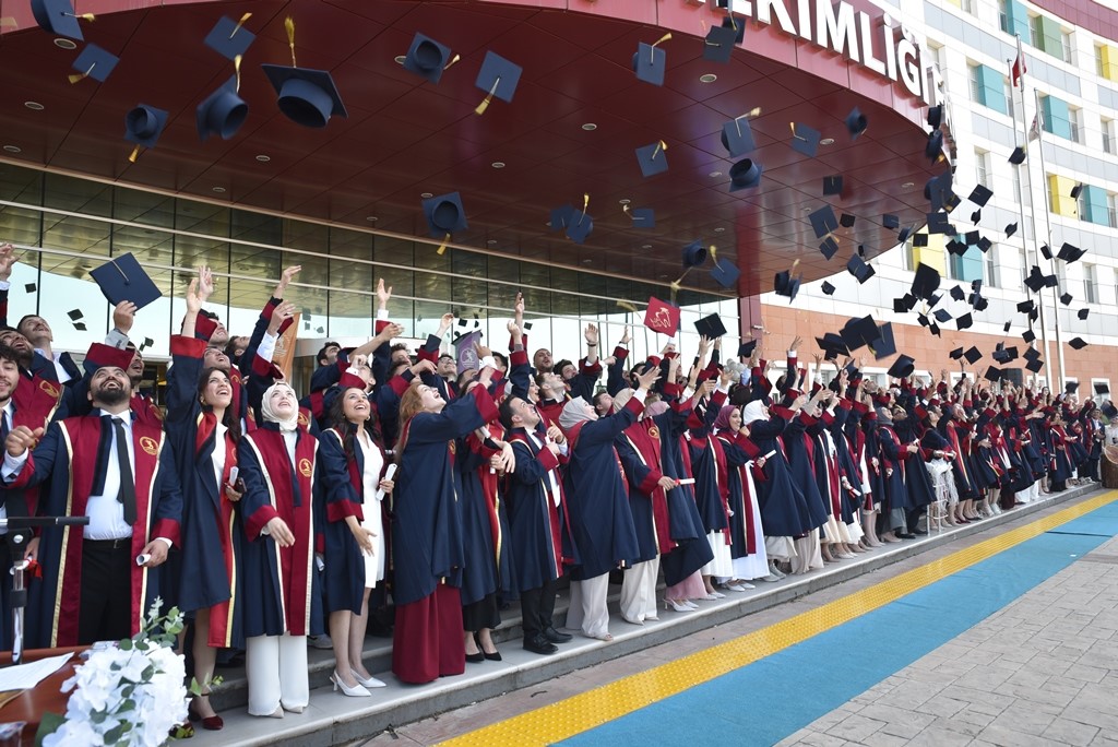 OM&Uuml; Diş Hekimliği Fak&uuml;ltesi&rsquo;nde mezuniyet sevinci
