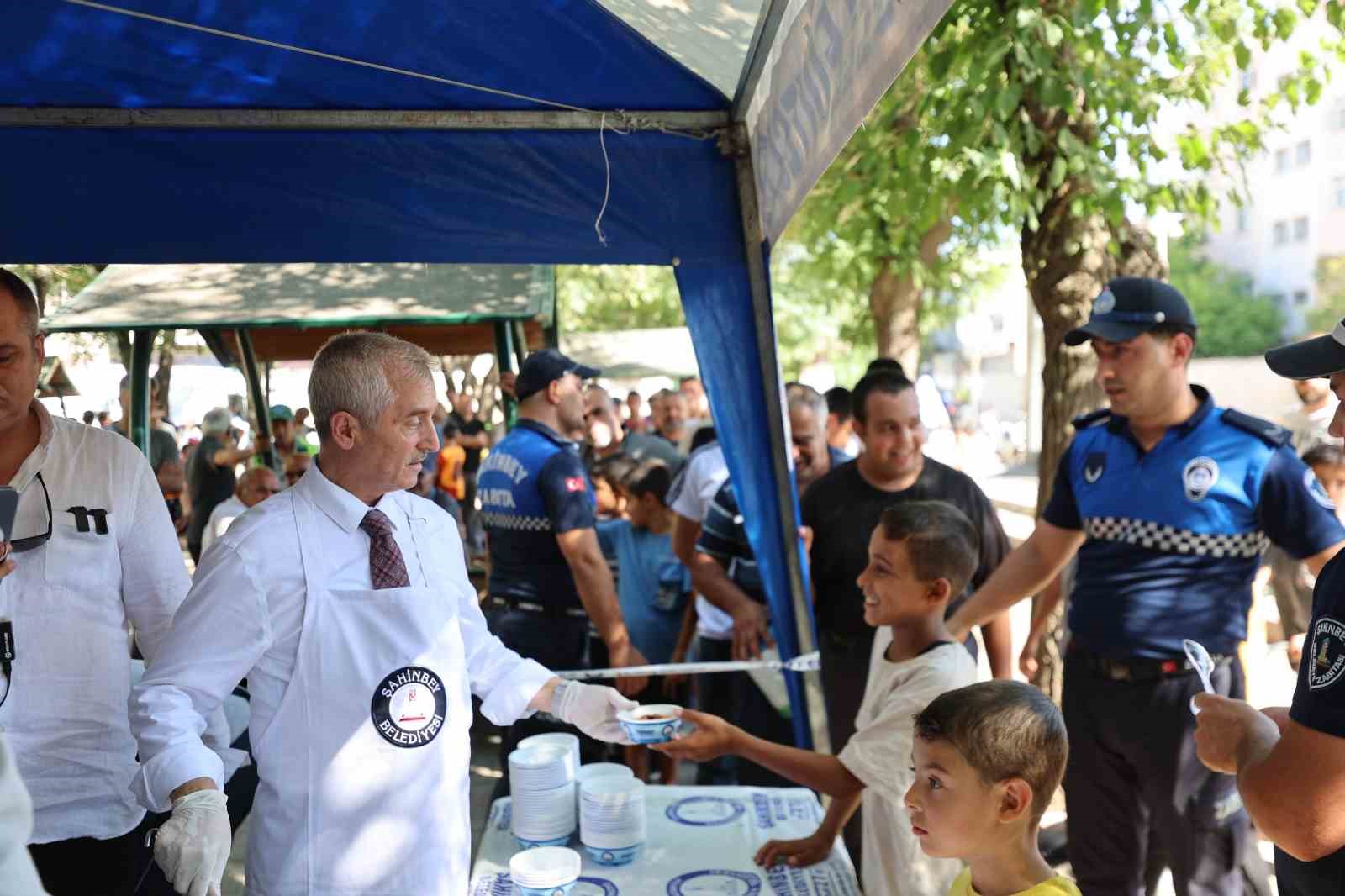 Şahinbey Belediyesi aşure geleneğini s&uuml;rd&uuml;r&uuml;yor
