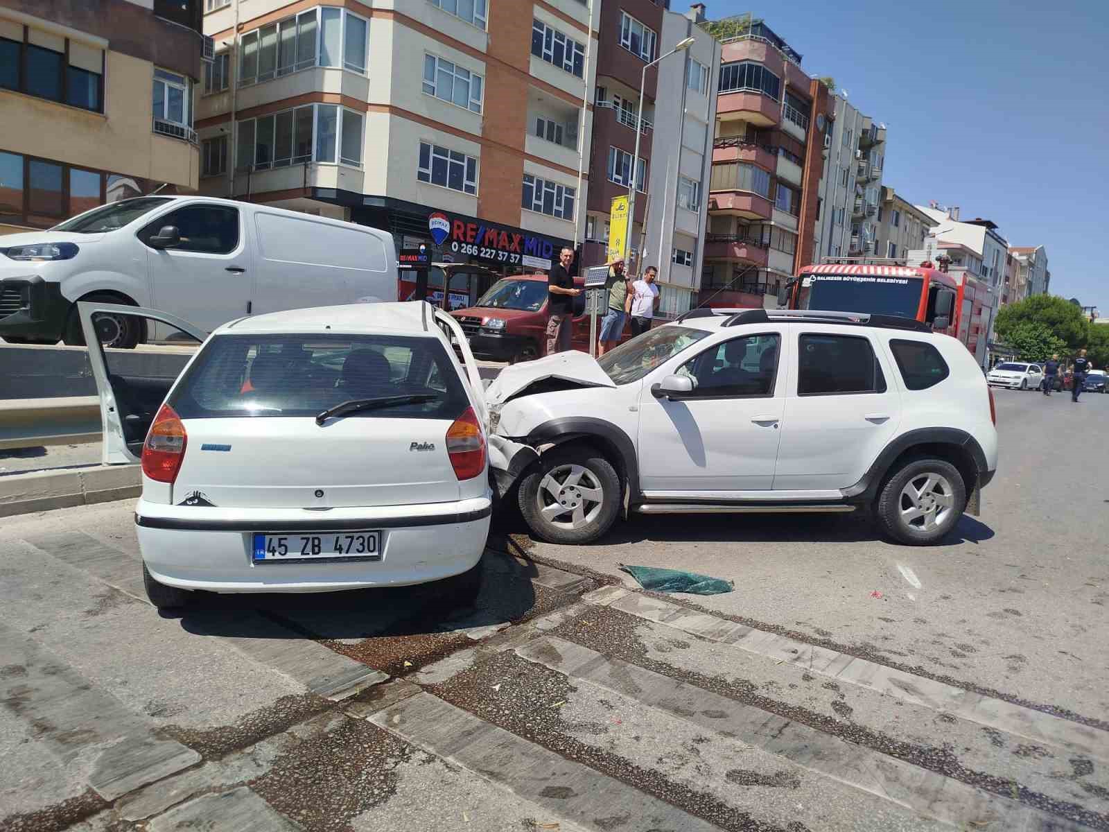 Balıkesir’de karşı şeride geçen araç otomobille çarpıştı: 1 yaralı