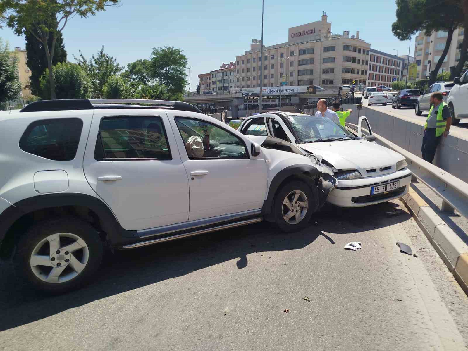 Balıkesir&rsquo;de karşı şeride ge&ccedil;en ara&ccedil; otomobille &ccedil;arpıştı: 1 yaralı

