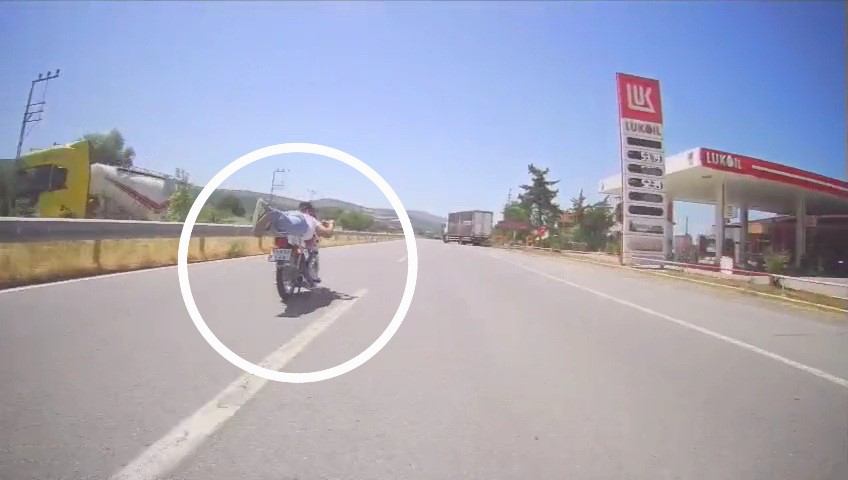 Motosikletin &uuml;zerine yatan s&uuml;r&uuml;c&uuml; ara&ccedil; kameralarına yansıyınca ceza yedi
