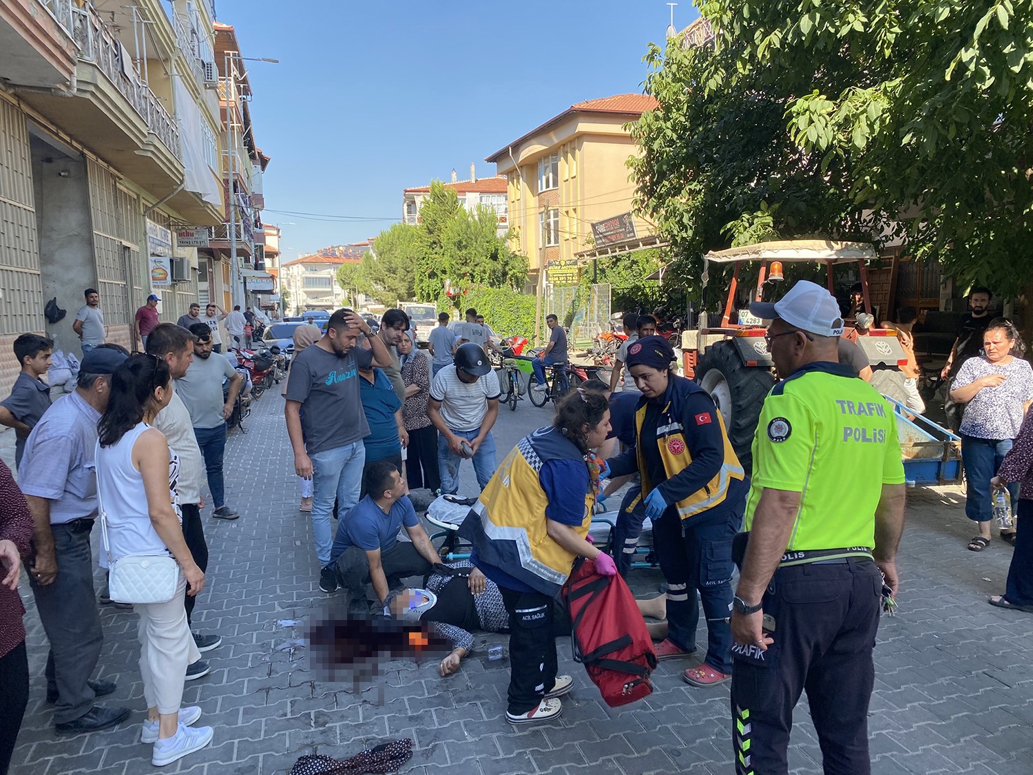 Seyir halindeki motosikletten d&uuml;şen 65 yaşındaki kadın ağır yaralandı
