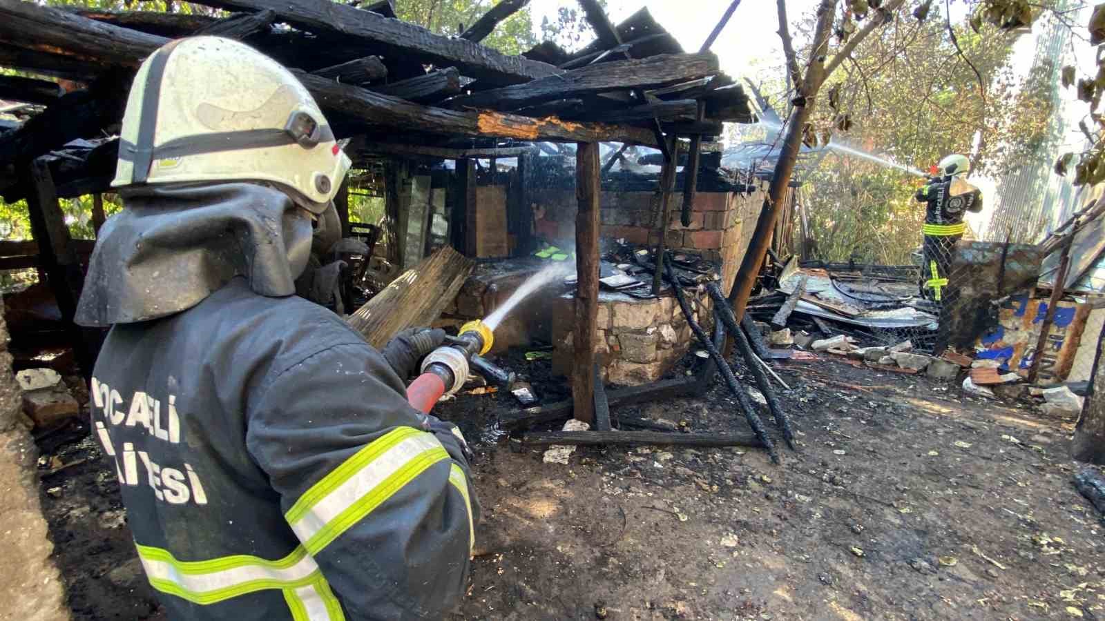 Alevlere teslim olan ahır ve samanlık kullanılamaz hale geldi