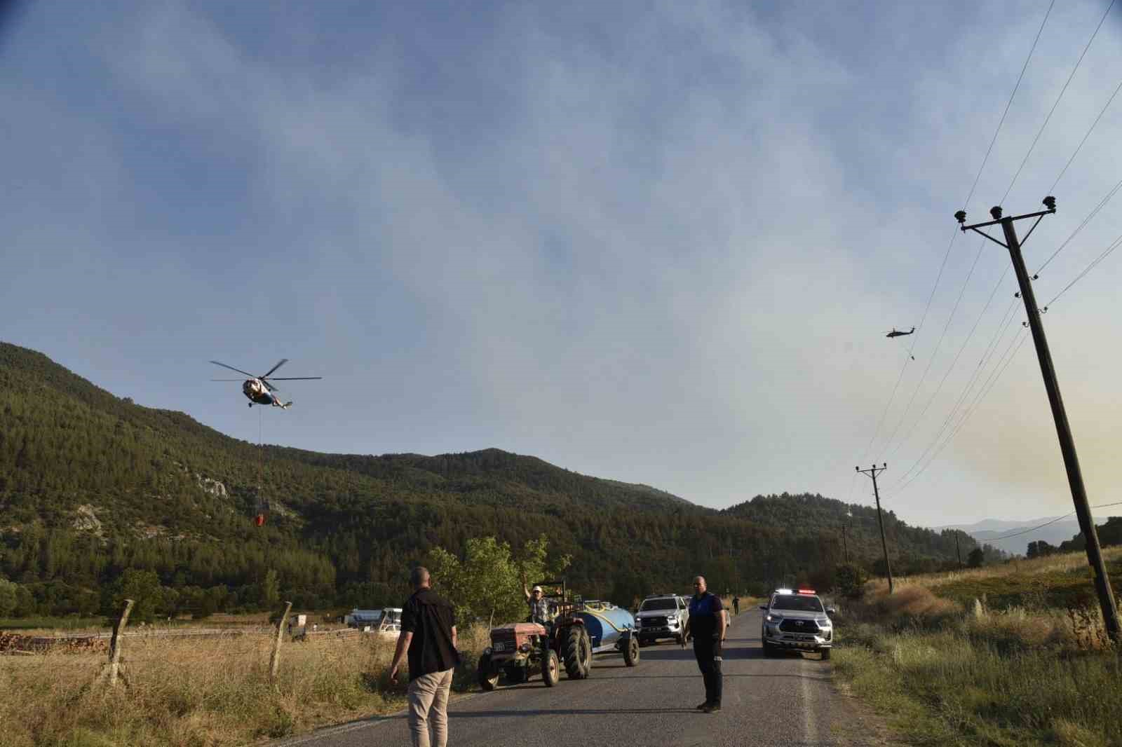 Balıkesir&rsquo;de yangına m&uuml;dahale s&uuml;r&uuml;yor
