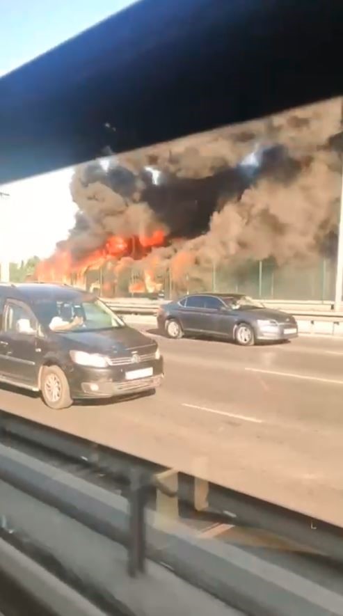 Bakırk&ouml;y&rsquo;de metrob&uuml;s&uuml;n alevlere teslim olduğu anlar kamerada
