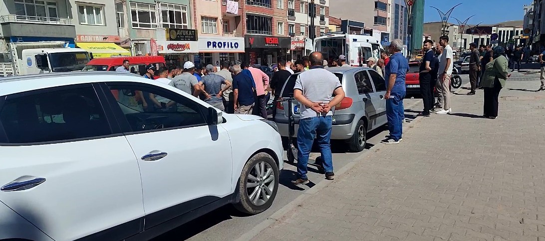 Hem ehliyetsiz hem de aracı plakasız olan motosiklet sürücüsü yayaya çarptı