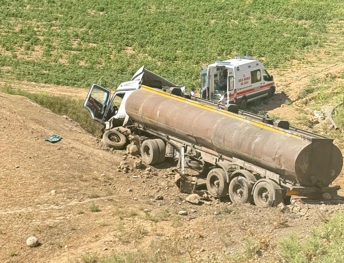 Cizre’de tır ile hafif ticari araç çarpıştı: 2 yaralı
