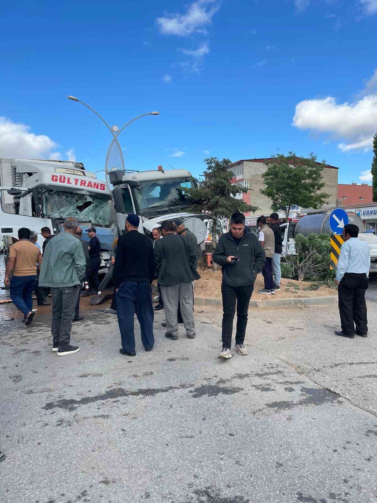 Van&rsquo;da tır kamyona arkadan &ccedil;arptı: 1 yaralı

