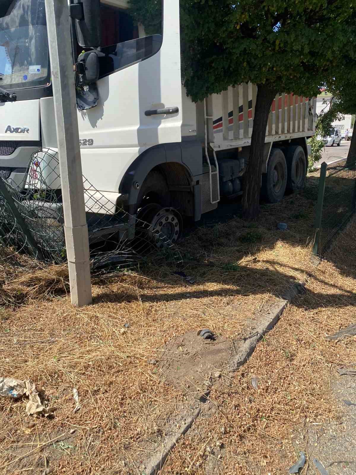 Elazığ&rsquo;da lastiği patlayan kamyonun tel &ouml;rg&uuml;lere &ccedil;arptığı kaza kamerada

