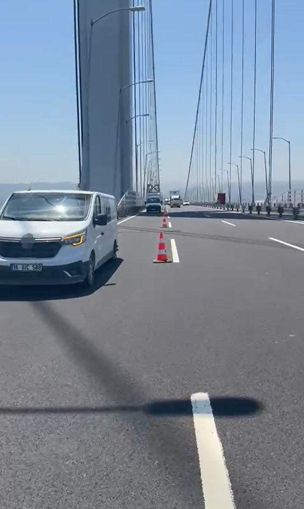 Osmangazi K&ouml;pr&uuml;s&uuml;&rsquo;nde iki aracın lastikleri peş peşe patladı
