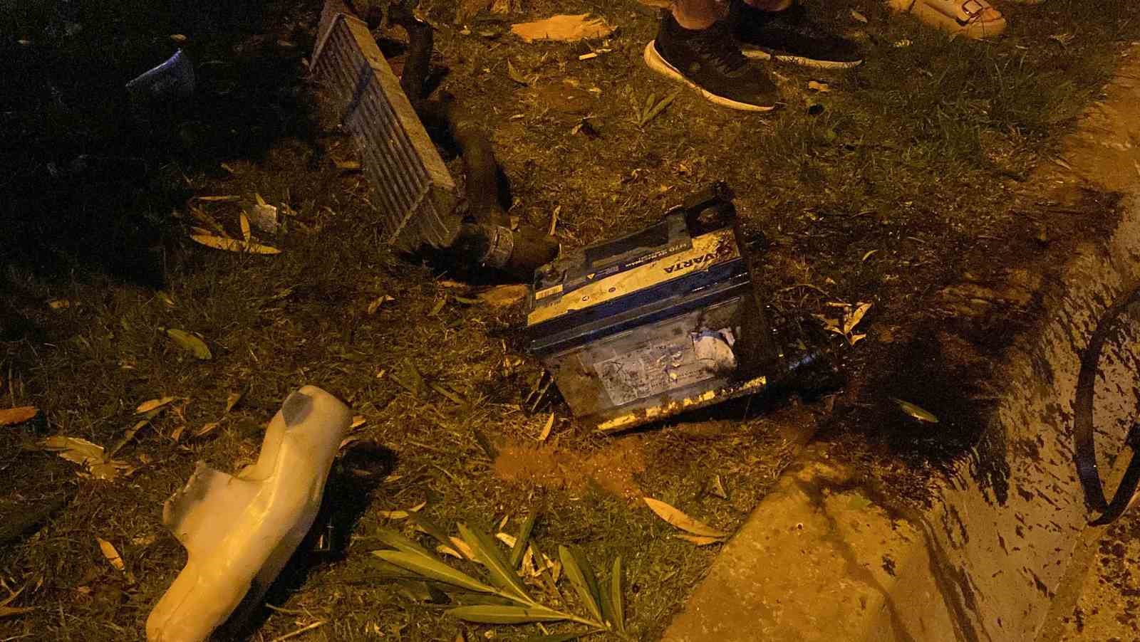 Ticari taksi ref&uuml;je &ccedil;arptı, motoru yerinden fırladı
