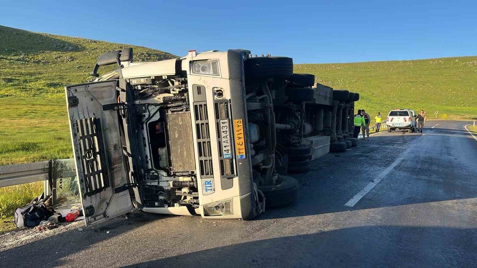 Ardahan’da tır devrildi, sürücü yaralandı