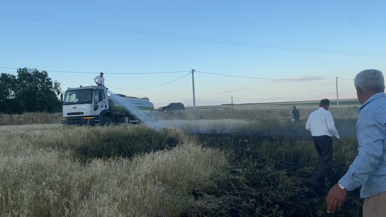 Adilcevaz’da tarlada çıkan yangın korkuttu