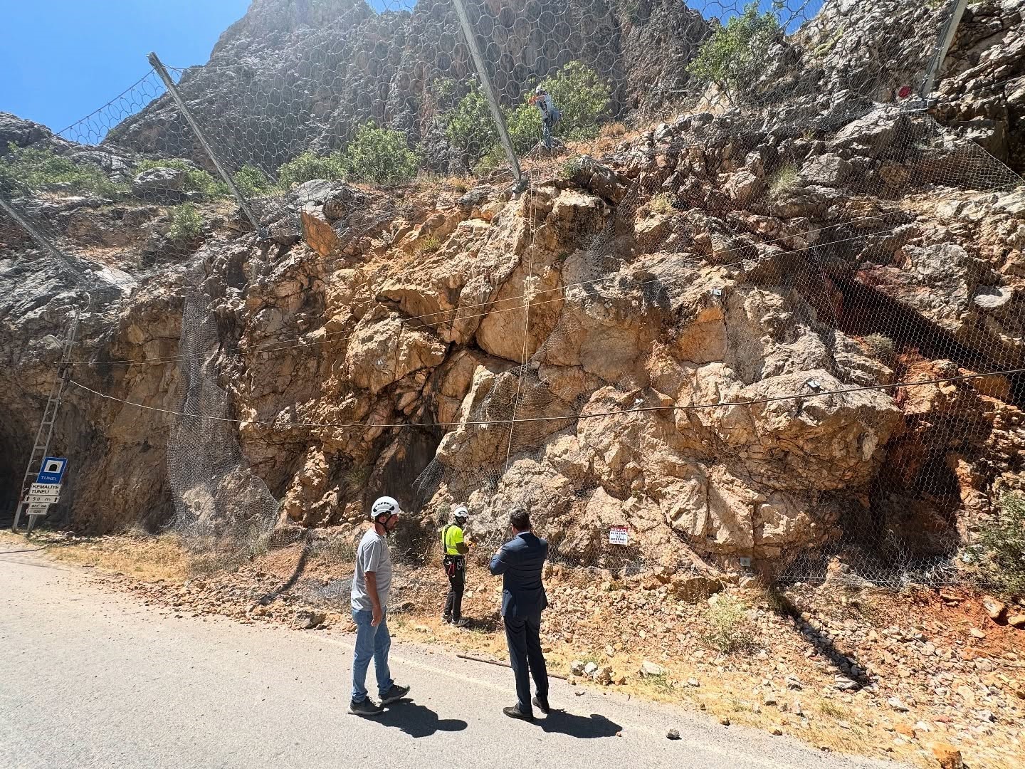 Taşyolu, kaya düşmesi nedeniyle kısa süreli ulaşıma kapandı