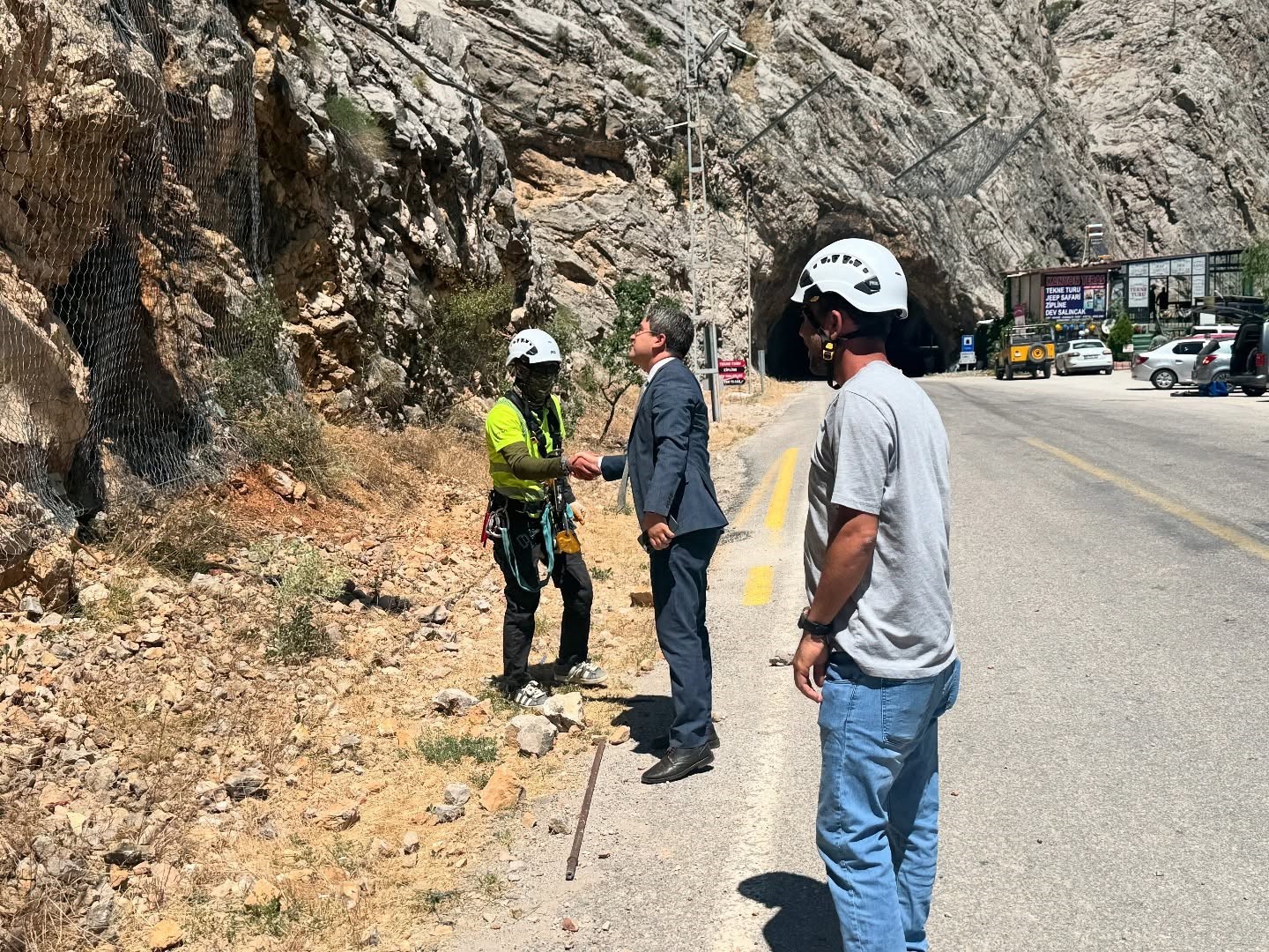 Taşyolu, kaya düşmesi nedeniyle kısa süreli ulaşıma kapandı

