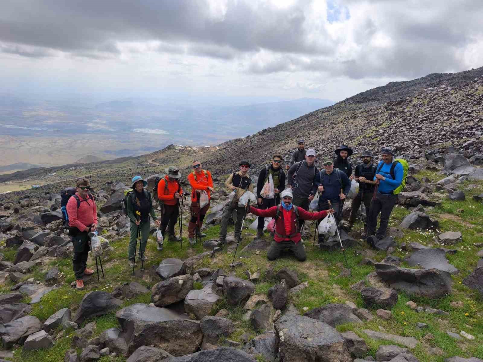 Ağrı Dağı zirvesinde çevre temizliği seferberliği