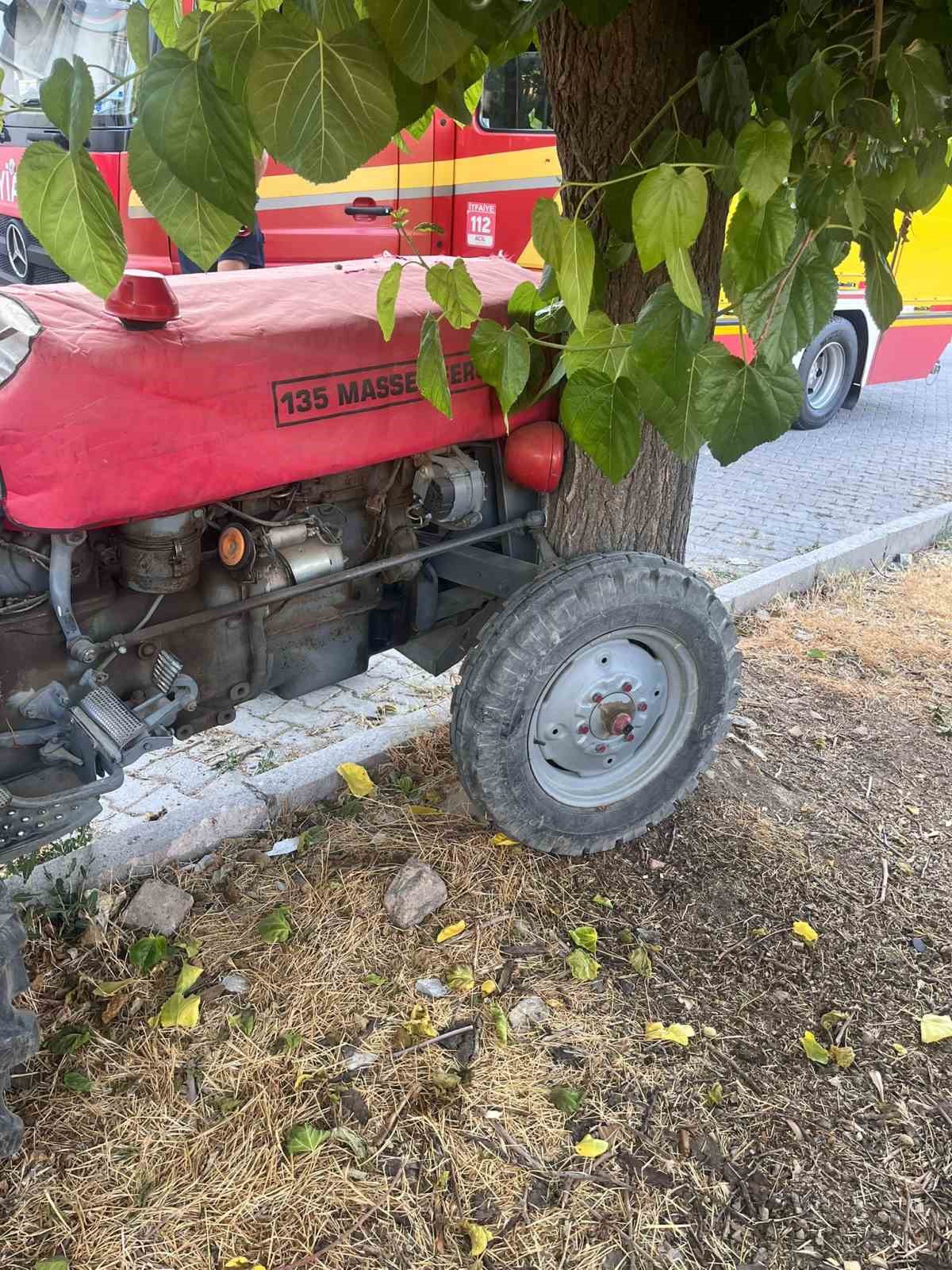 Traktör ağaca çarptı, sürücü hayatını kaybetti