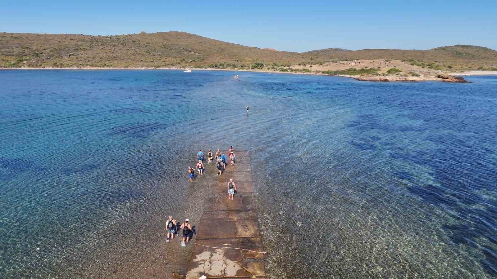 Adadan adaya denizden yürüyerek geçtiler