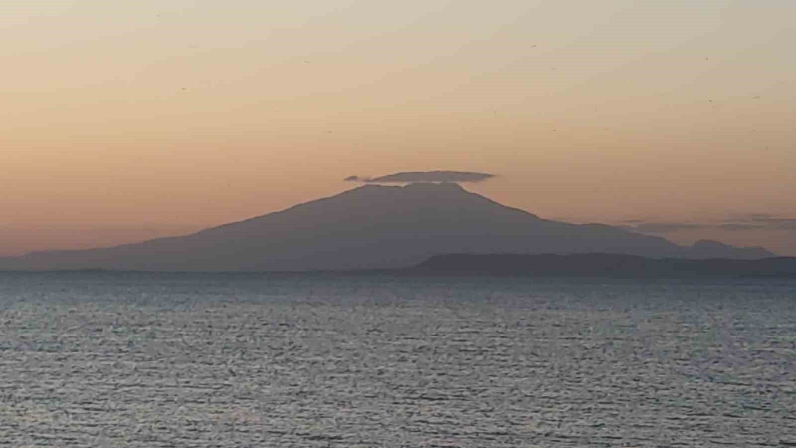 Süphan Dağı’nın zirvesini örten mercek bulutu görsel şölen oluşturdu
